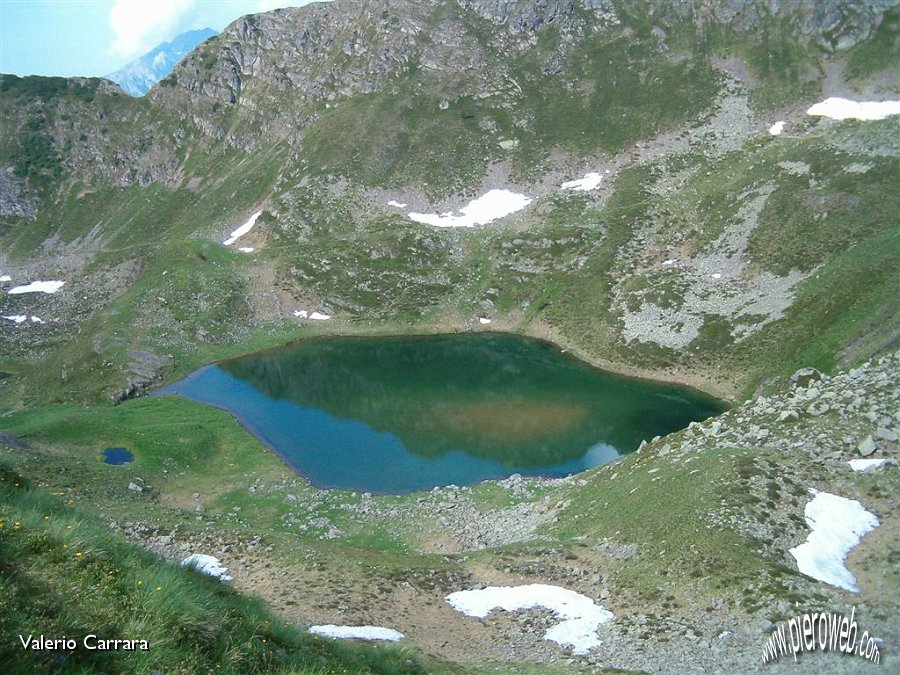 12 Al passo  ammiriamo il lago della val Asinina.jpg - 12 Al passo  ammiriamo il lago della Val Asinina